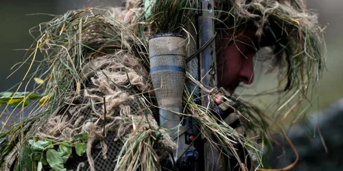 Un lunetist în echipament de camuflaj participă la o prezentare pentru mass-media înaintea exerciţiului anual de operare terestră al armatei germane „Bundeswehr“ în Munster nordul Germaniei FOTO EPA – EFE / David Hecker / 26 sep 2019