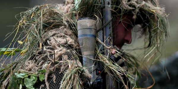 Un lunetist în echipament de camuflaj participă la o prezentare pentru mass-media înaintea exerciţiului anual de operare terestră al armatei germane „Bundeswehr“ în Munster nordul Germaniei FOTO EPA – EFE / David Hecker / 26 sep 2019