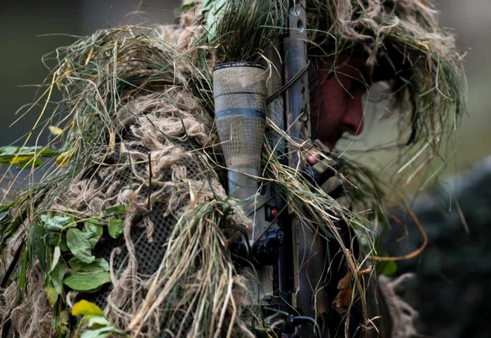 Soldat ucrainean camuflat FOTO ARHIVĂ