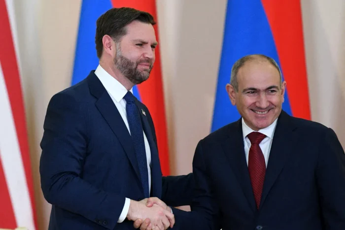  JD Vance și prim-ministrul armean Nikol Pashinyan își dau mâna după o conferință de presă FOTO: AFP