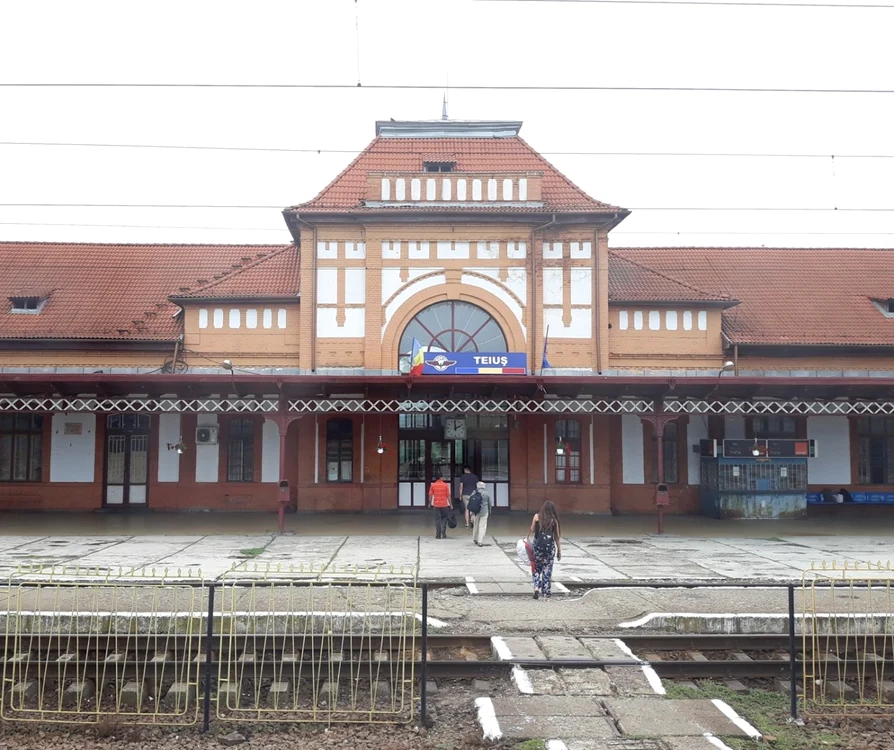 Corpul principal al gării Teiuş care cuprinde şi sala de aşteptare. Foto Adevărul