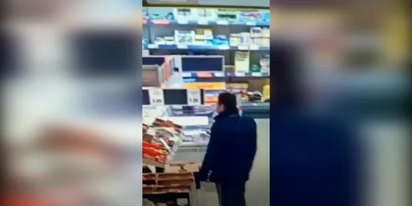 Poliţist surprins la „degustat“ struguri într-un supermarket