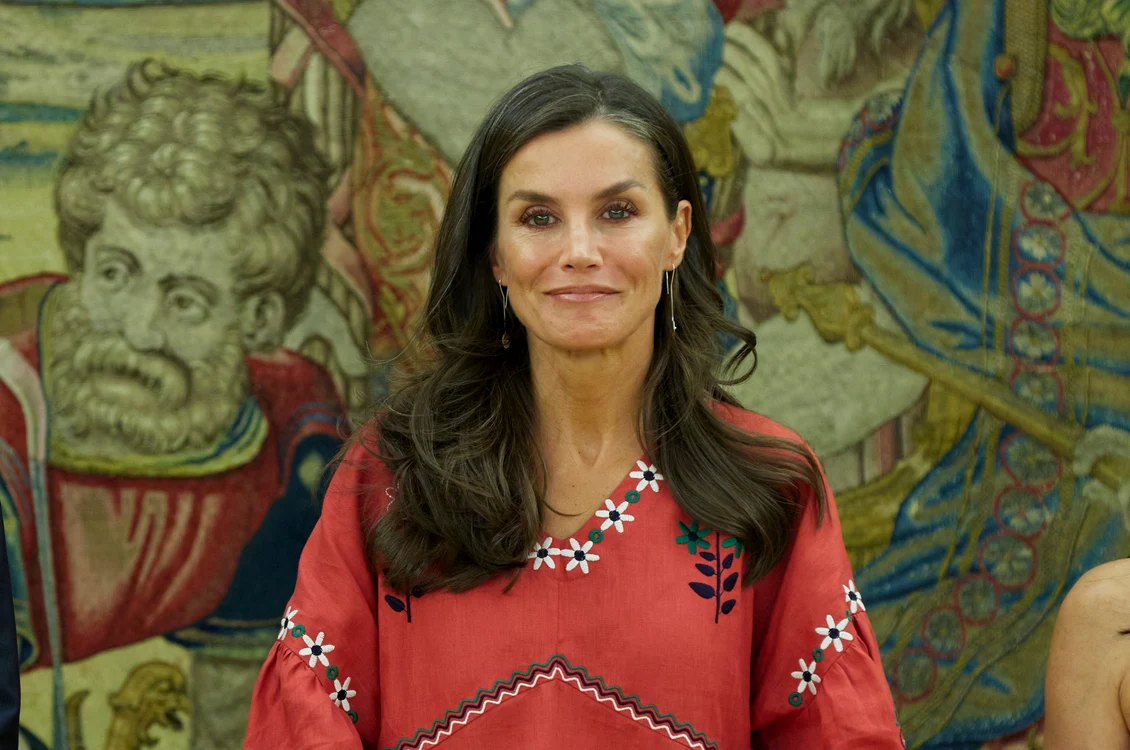 Regina Letizia a Spaniei poartă o cămașă brodată (1) jpg