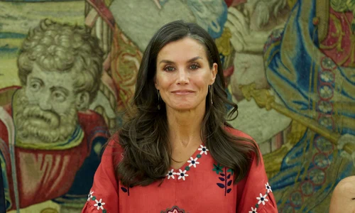 Regina Letizia a Spaniei poartă o cămașă brodată (1) jpg