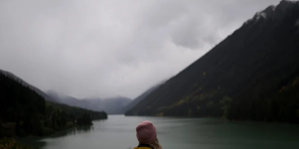 lac, femeie, munti   foto aneesrahma97 pixabay jpg