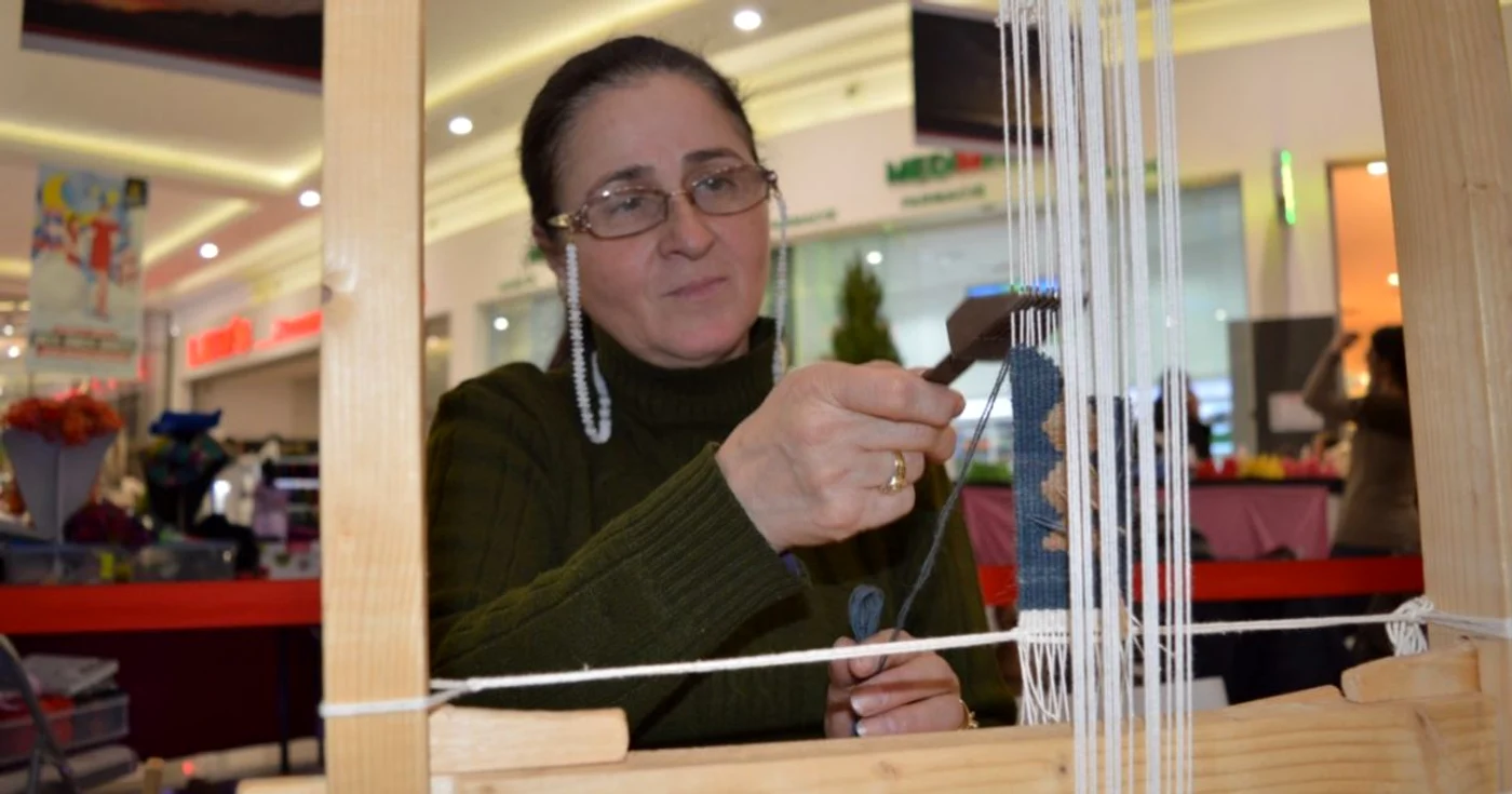 Rozica Măldăreşeanu „pictează“ covoare unice. FOTO Dana Mihai