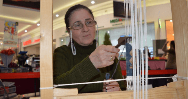 Rozica Măldăreşeanu „pictează“ covoare unice. FOTO Dana Mihai