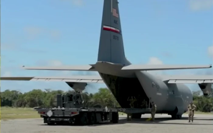 Avion parcat pe pista unei baze militare 