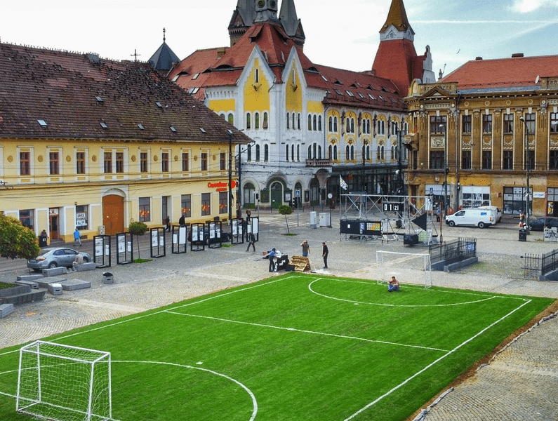 Campionat de minifotbal într-o piață din Timișoara. Teren cu gazon natural amenajat într-un loc neobișnuit