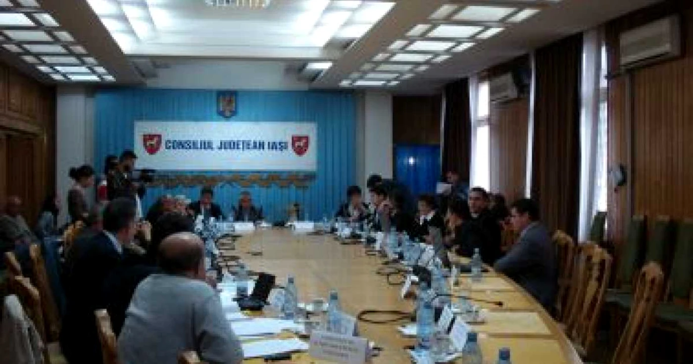 Iaşi: UPDATE  Şefii Consiliului Judeţean Iaşi  au făcut circ în faţa primarilor (VIDEO)