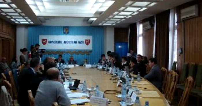 Iaşi: UPDATE Şefii Consiliului Judeţean Iaşi au făcut circ în faţa primarilor (VIDEO)