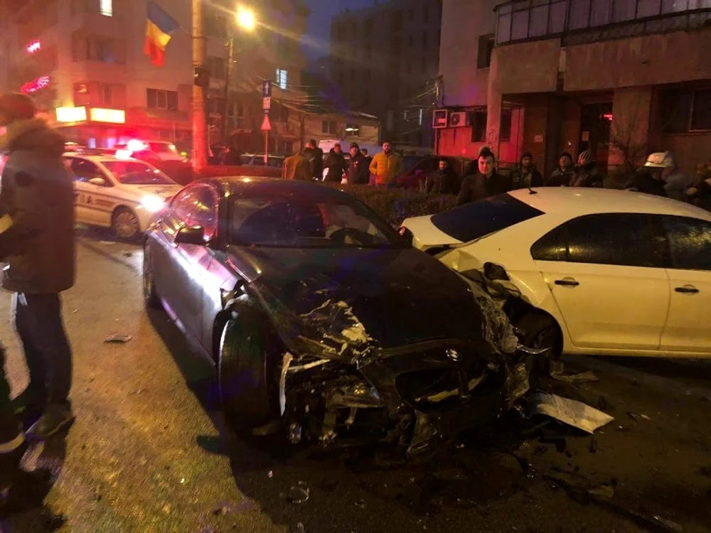 Imagine cu una dintre maşinile implicate în accidentul din Cluj, de pe strada Dorobanţilor FOTO: ISU Cluj