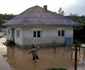 Inundaţii în oraşul Liteni. Zeci de gospodării au fost afectate de o rupere de nori. FOTO