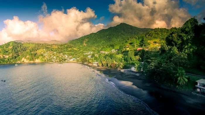 Autorităţile din insula caraibiană St Vincent au declarat alertă roşie pentru erupţie vulcanică Foto Shutterstock