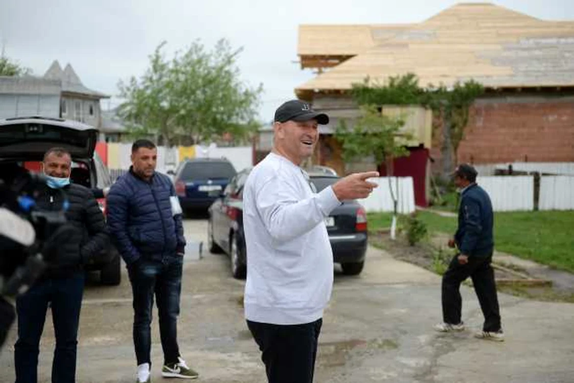 Viorel Cataramă a distribuit măşti de protecţie împotriva infectării cu coronavirus în Bărbuleşti FOTO Mediafax