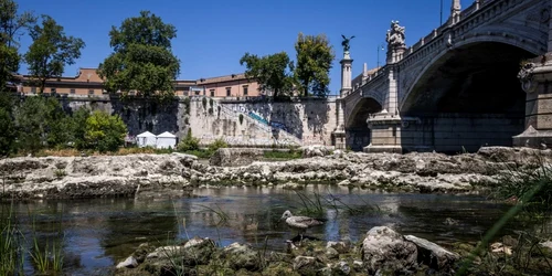 Podul lui Nero  a ieşit la suprafaţă din Tibru  FOTO Profimedia 