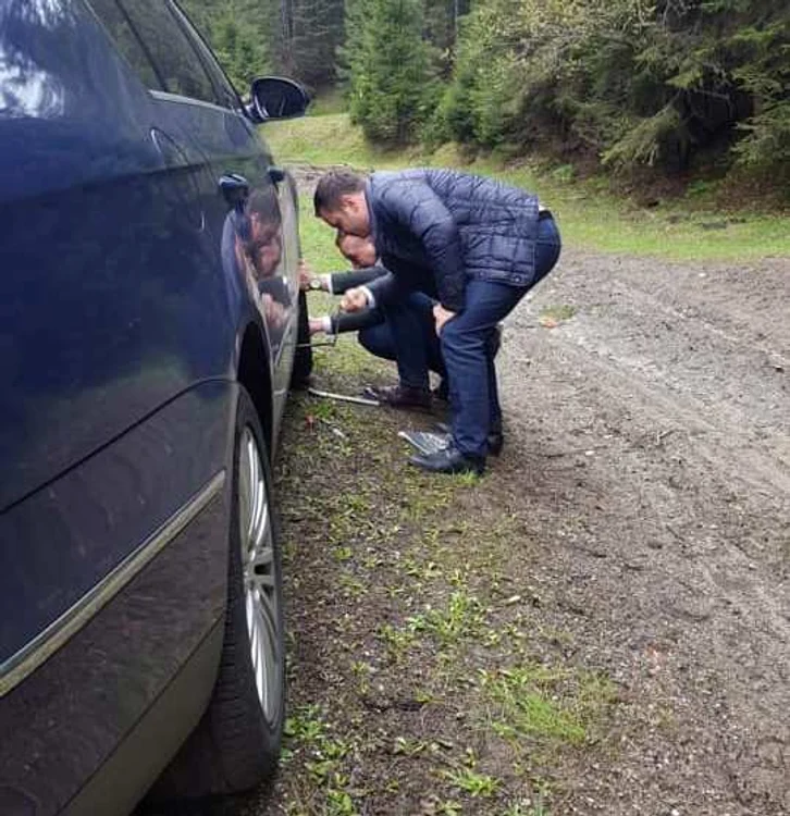 Ministrul daniel Suciu, rămas în pană în mijlocul păduriifoto: captura Facebook