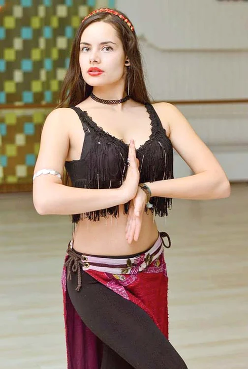 Bianca Coştiug, 17 ani, Suceava. Dansează belly dance tribal, adică îşi mişcă şoldurile în ritmuri îndrăcite şi ne hipnotizează cu privirea