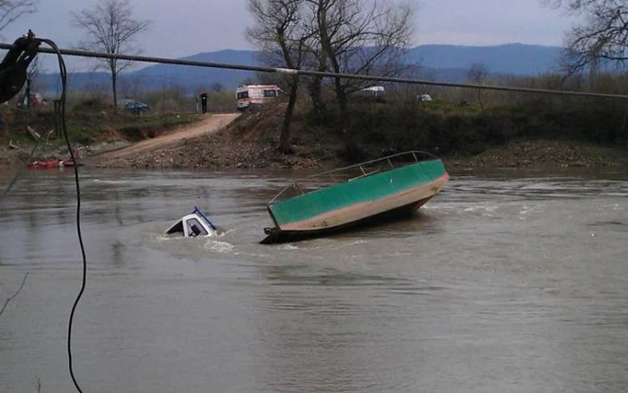 Victima a sărit în apă de pe podul plutitor