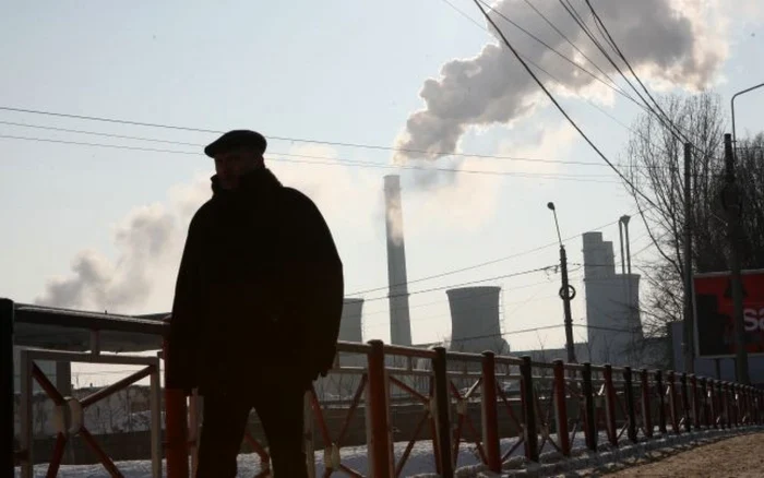 Pe fundal, Centrala Electrică de Termoficare (CET) Iaşi FOTO Adevărul