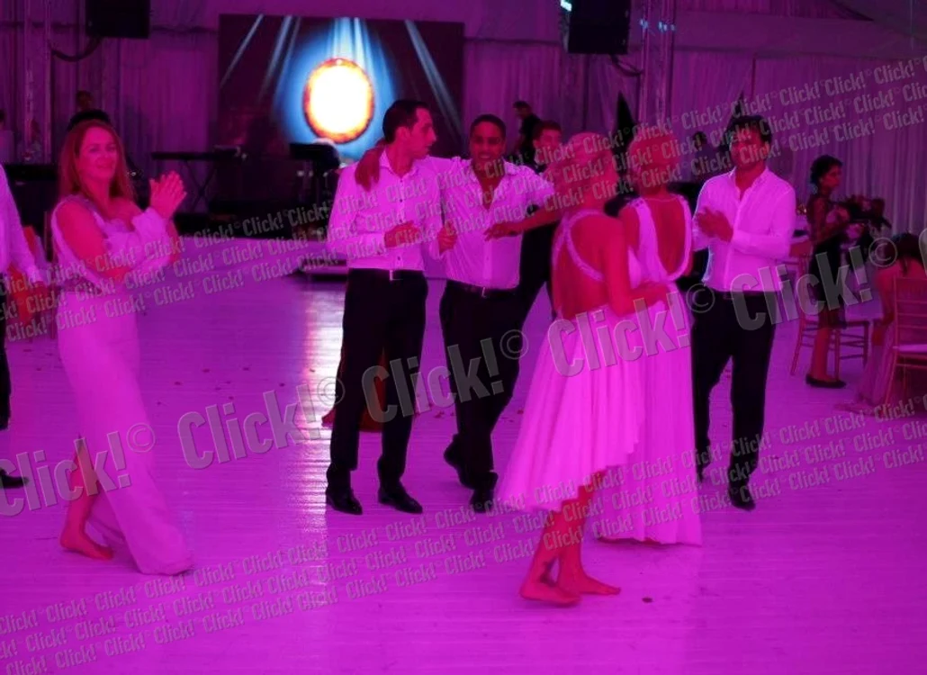 
    Delia Matache a dansat în picioarele goale la nunta ei. (Foto: Cezar)  