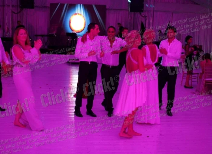 
    Delia Matache a dansat în picioarele goale la nunta ei. (Foto: Cezar)  