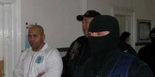 Gheorghe Beleiu (în spate cu șapcă) va fi cercetat de astăzi în stare de libertate