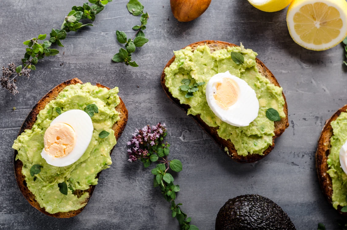 Sandviș cu ou și avocado