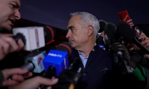 Candidatul independent Călin Georgescu face declarații de presă, în Izvorani, județul Ilfov. FOTO Inquam Photos / Octav Ganea