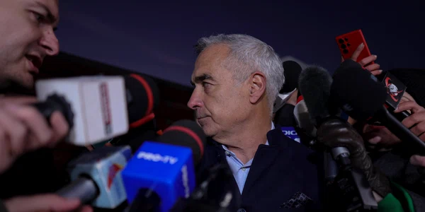 Candidatul independent Călin Georgescu face declarații de presă, în Izvorani, județul Ilfov. FOTO Inquam Photos / Octav Ganea