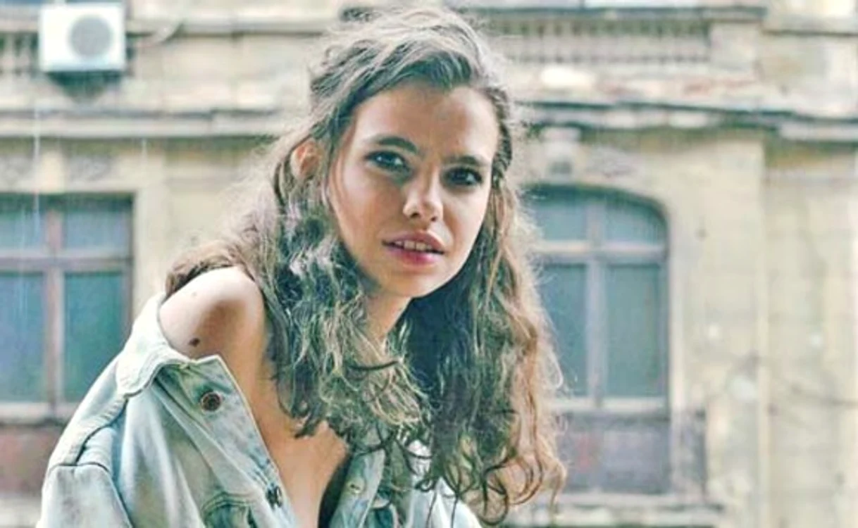 Sara, fiica actorului Ovidiu Cuncea, e studentă la Teatru şi joacă la TNB