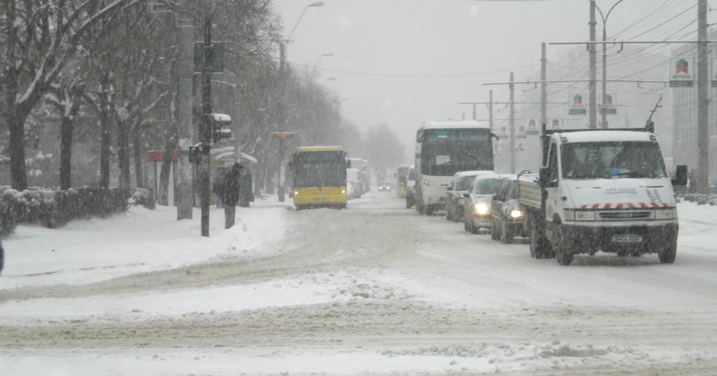 Şoferii s-au luptat cu zăpada de pe străzi