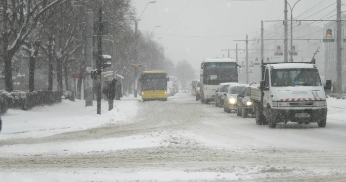 Şoferii s-au luptat cu zăpada de pe străzi