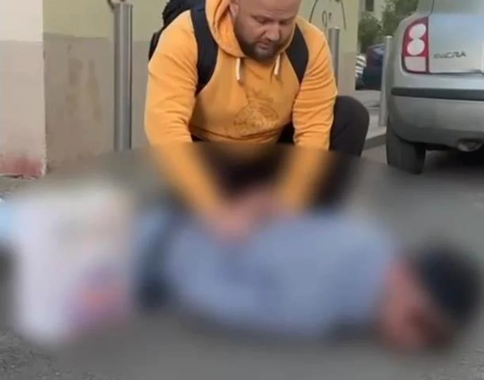 Hoțul, imobilizat de ofițerul de poliție FOTO: Captură video