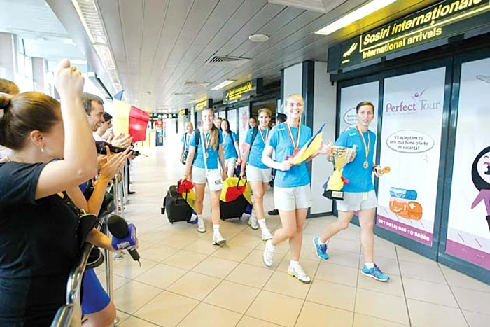 Ora 12.41. La sosire, fetele au ieşit cu medaliile la gât…