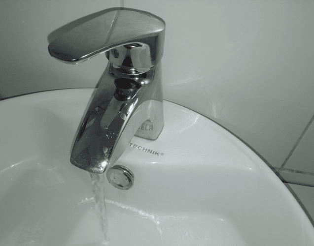 Analizele de apă din mai multe localități brașovene, neconforme. Autoritățile nu spun care sunt localitățile