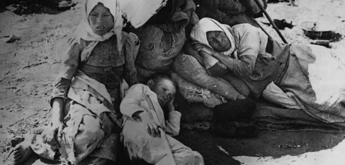 Ţărani refugiaţi de foame la marginea oraşului Galaţi, în 1917. FOTO Colecţia BVAU