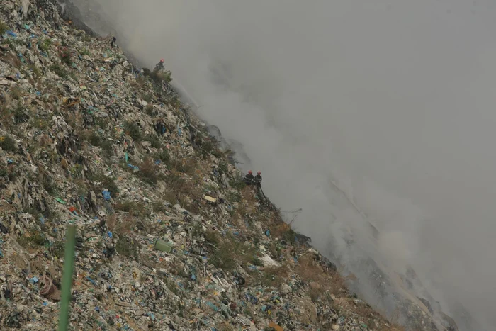 Intervenţia la groapa de gunoi a fost anevoioasa Foto: arhivă ADS