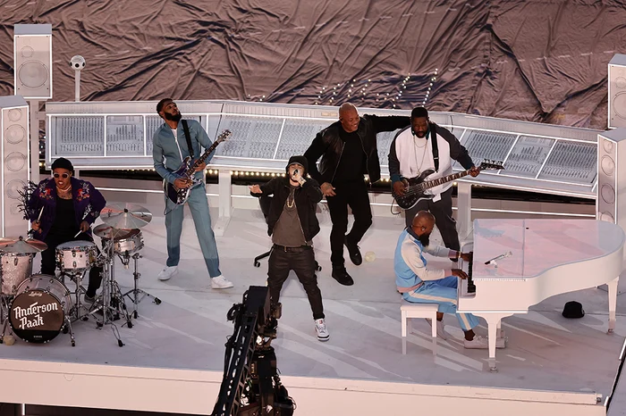 Eminem, 49 de ani, a ridicat tribunele în picioare