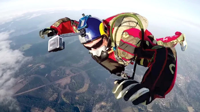 
    Sinucidere curată! Americanul Luke Aikins vrea să aterizeze la punct fix pe o saltea de 30 pe 30 de metri  