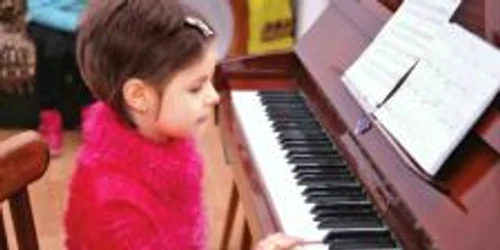 Alexandra va da un recital la pian pentru a le arăta oamenilor că merită ajutorul lor