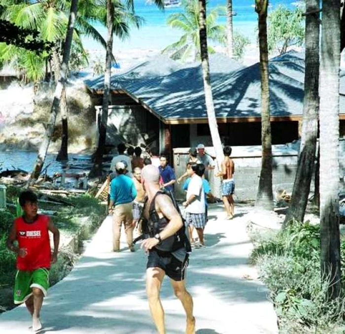 Turisti fug de un val de tsunami la Koh Raya