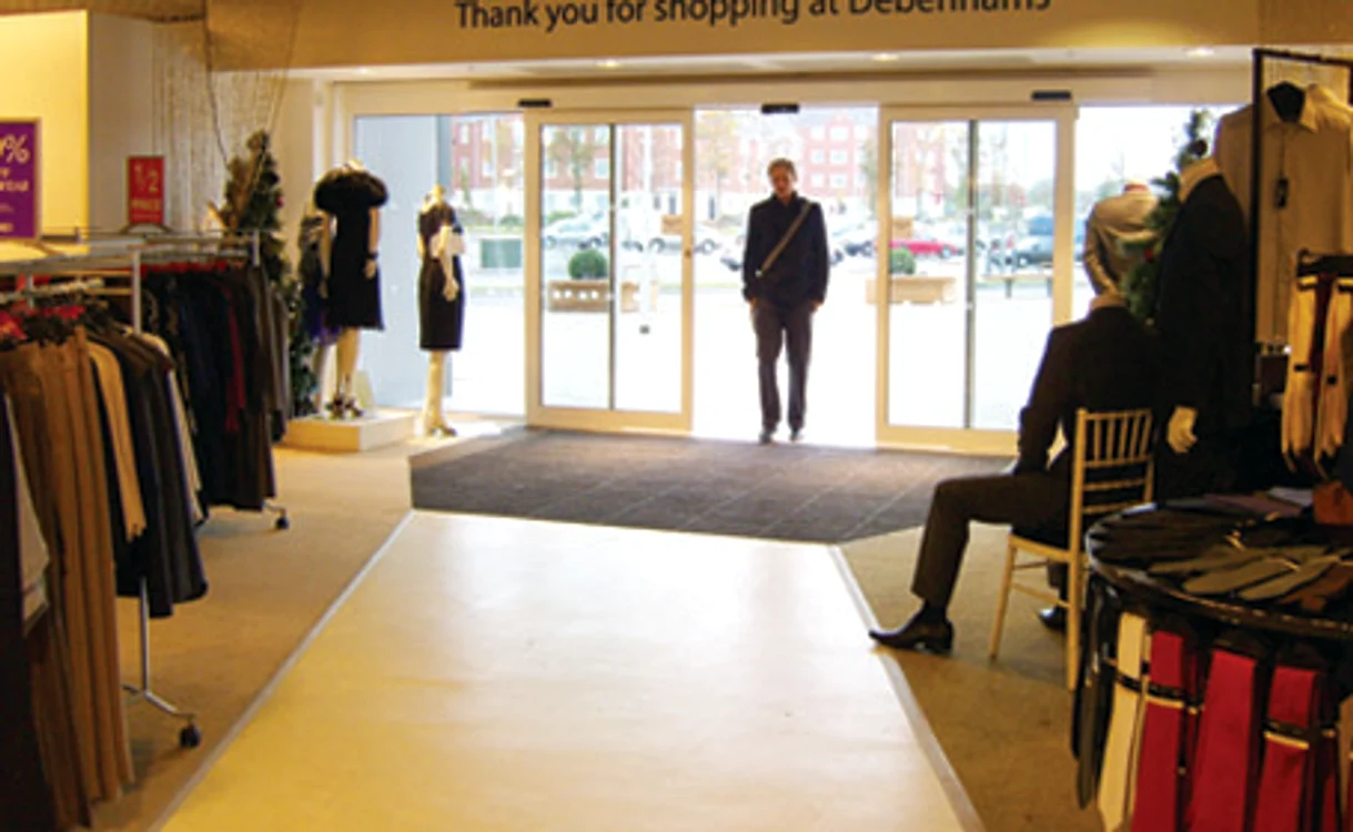 Orădenii pot aplica pentru un post de vânzător în magazinele Debenhams din Marea Britanie