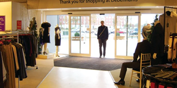 Orădenii pot aplica pentru un post de vânzător în magazinele Debenhams din Marea Britanie