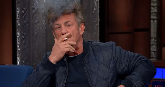 Sean Penn nu şi-a stins ţigara în ciuda sugestiei prezentatorului Stephen Colbert FOTO CBS