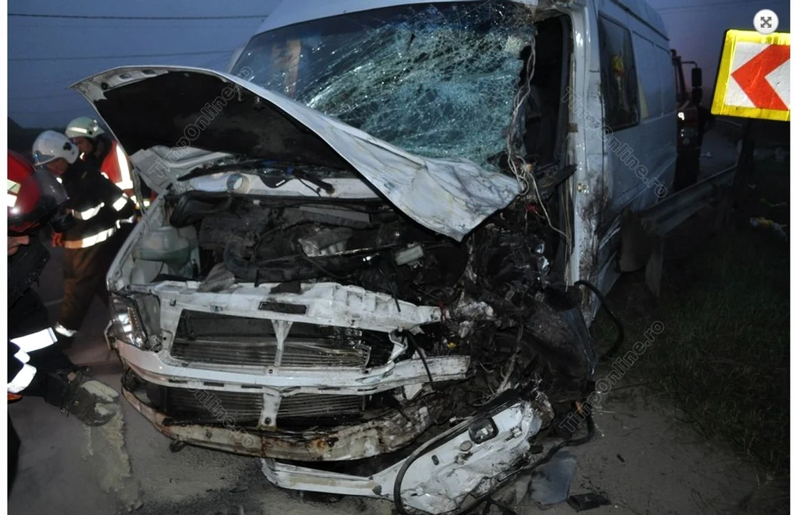 
    Microbuzul s-a făcut praf în urma impactului puternic (fotografii:timponline.ro)  
