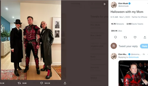 Elon Musk a petrecut Halloween-ul alături de mama sa (dreapta) sursa FOTO Twitter