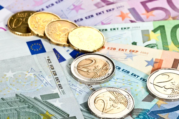 Euro atinge un nou maxim istoric, iar aurul scade ușor. Cursul BNR din 6 octombrie