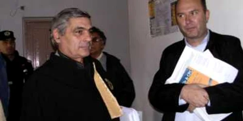 Juriştii celor două instituţii s-au prezentat la proces, însă magistraţii au amânat cauza