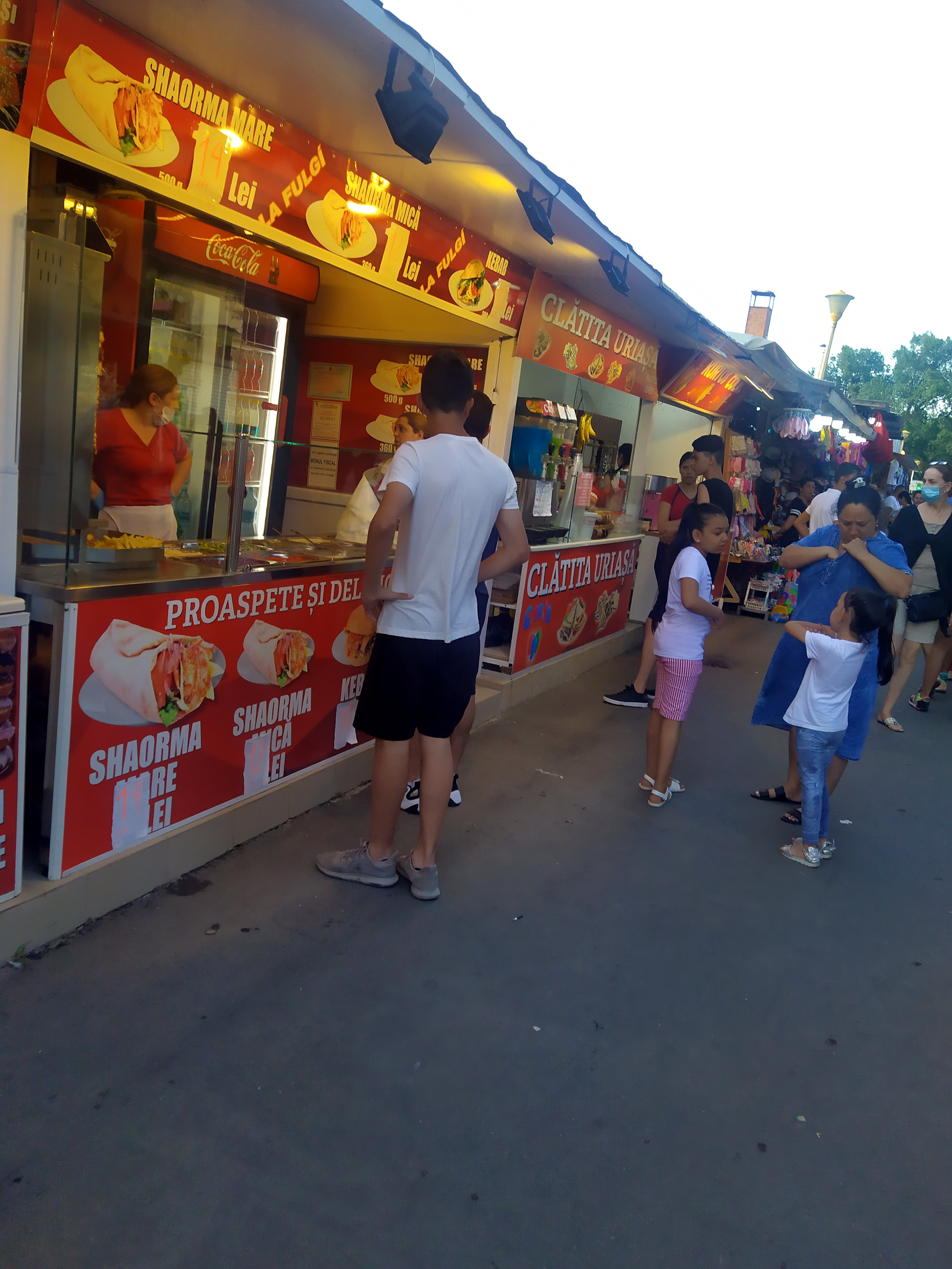 Pe faleză, turiștii se înghesuie  la șaorma și la porumb fiert